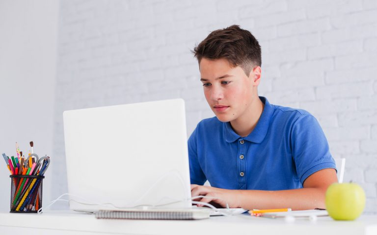 online-tanulas_laptop_fuzet_freepik_20200315