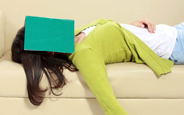 karantenszotar_konyv_alszik_freepik_odua_20200718