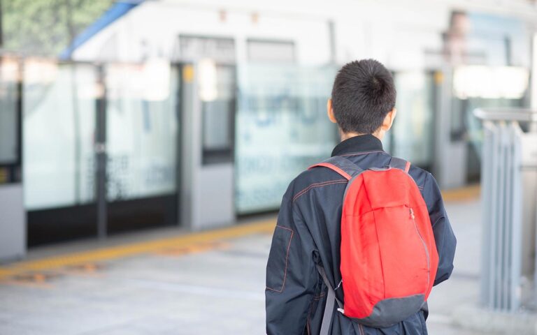 diakberlet-kozlekedes_gyerek-iskolataska_freepik_wckiw_20201020