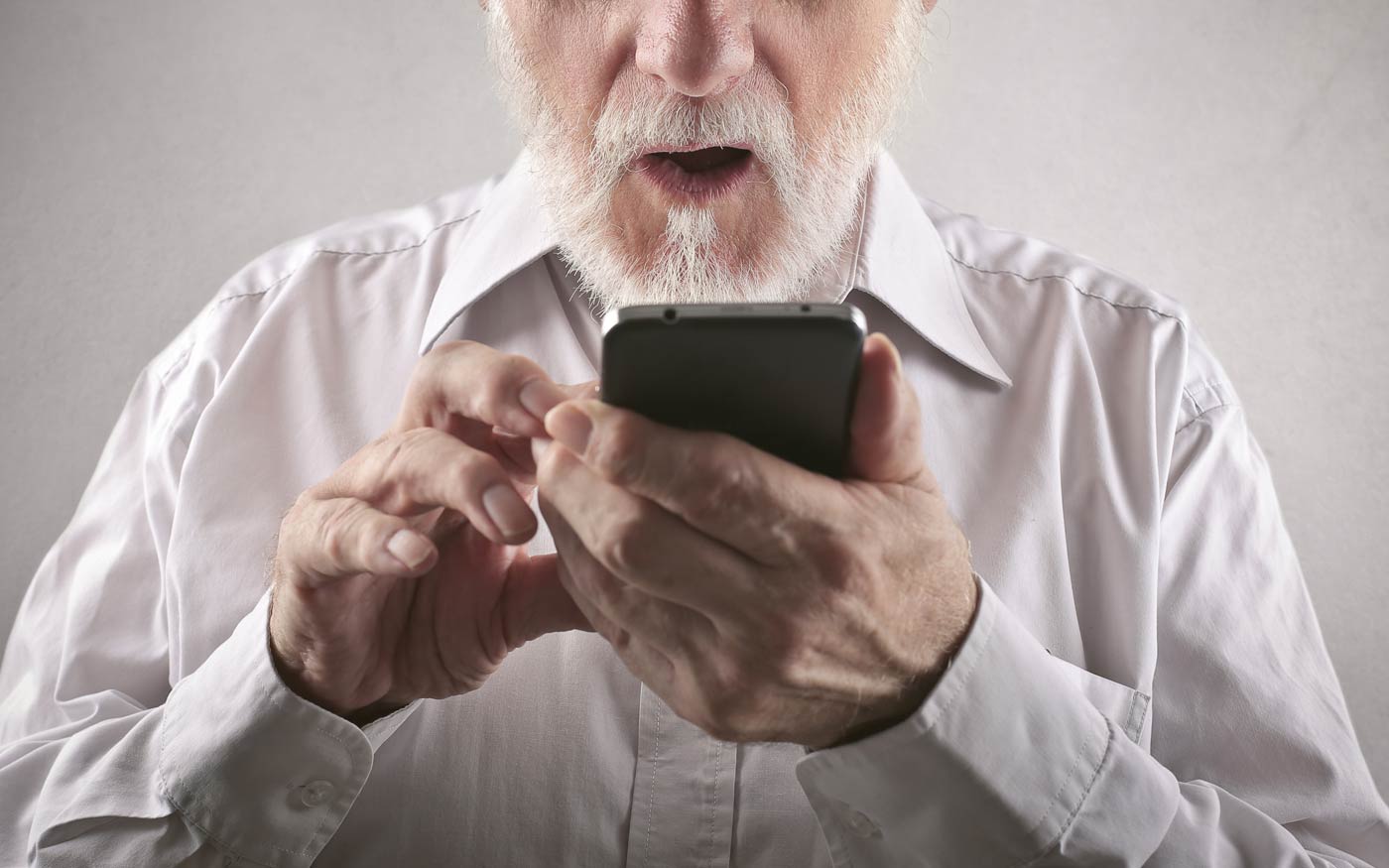 idosek-telefon-atveres_freepik_ollyy_20210111