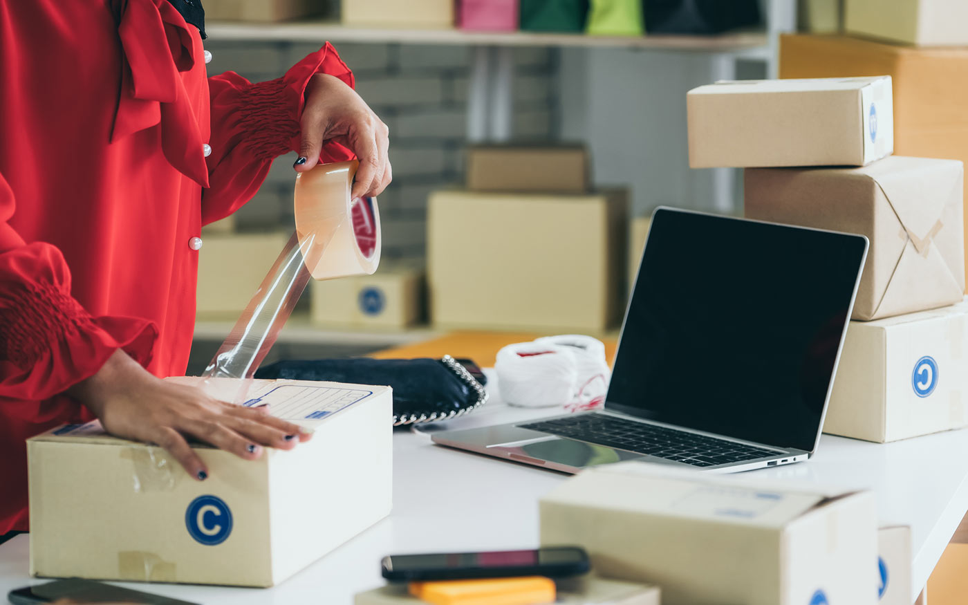 webshop_csomag_hasznalati-utasitas_freepik_biancoblue_20210130