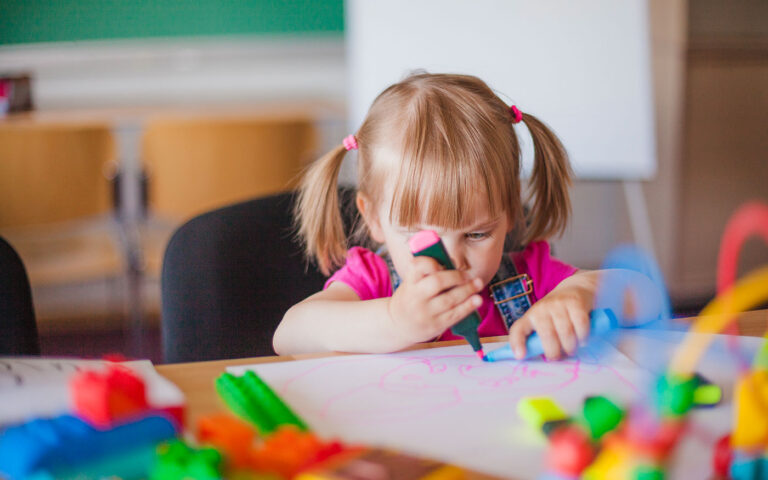 gyermek-felugyelet-ovi-iskola_freepik_20210306