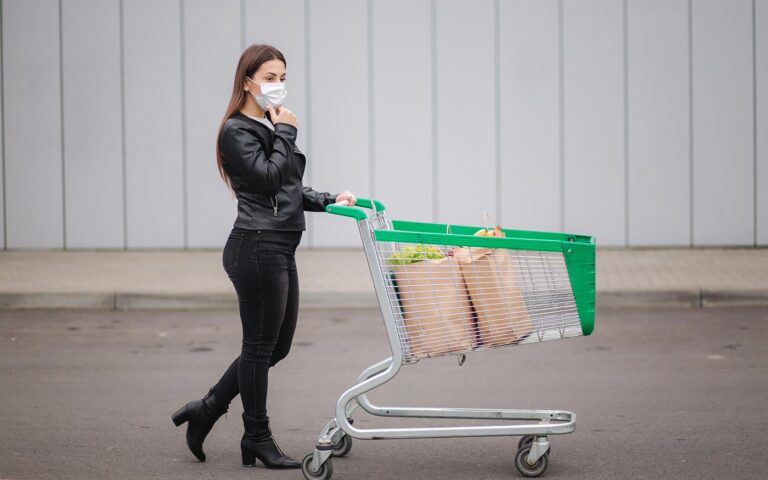 kormanyinfo_nyitas-nem-nyitas_vasarlas_freepik_gritsiv_20210325