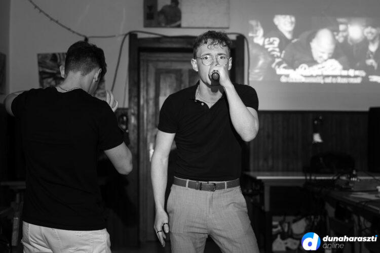 Karaoke a Gyuri borozóban. fotó: Tóth Gábor / dho