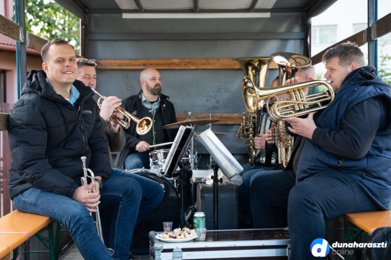 Zenés ébresztő Május 1-jén, fotó: dho