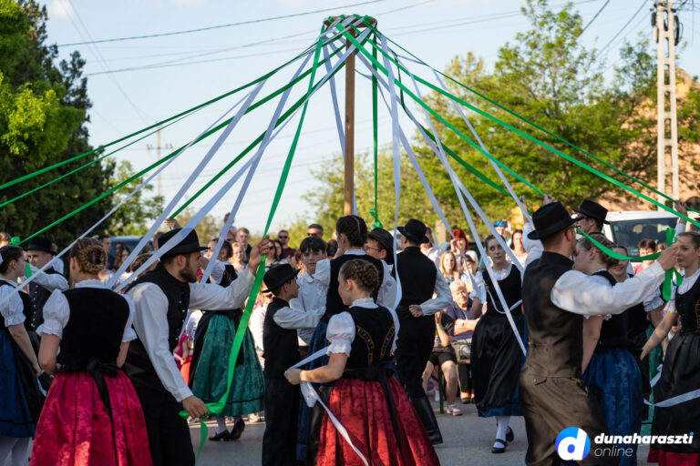 Májusfa állítás a Dunaharaszti Sváb Tájházban, fotó: dho