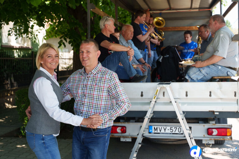 Zenés ébresztő május 1-jén, fotó: dho