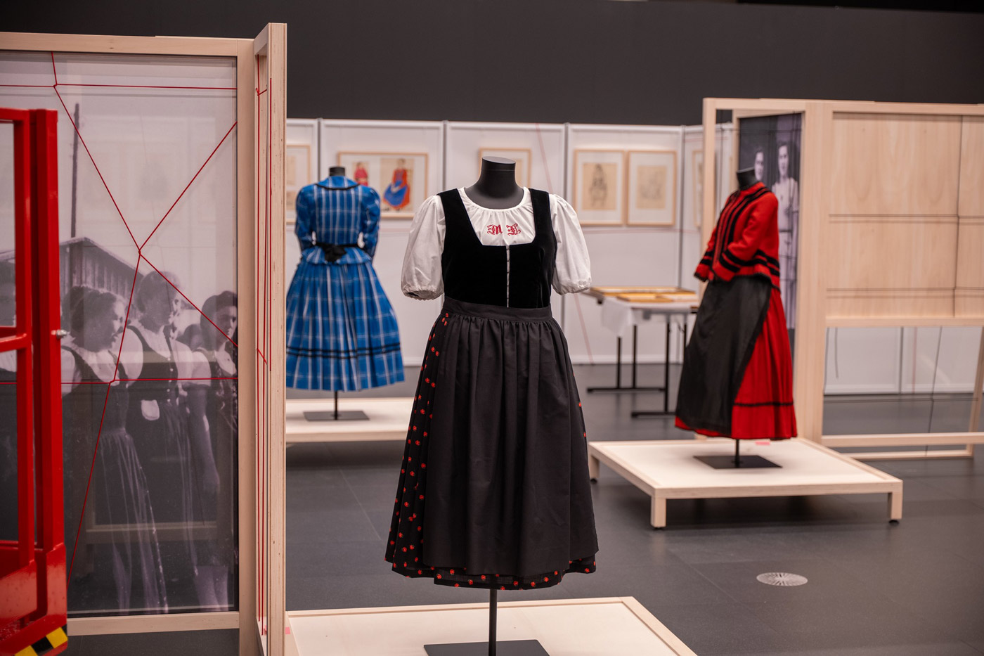 muzeumok-ejszakaja_Sulyos-anyag_Nok_Viseletek3_Neprajzi_muzeum_20250618